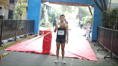 Pelari asal Jawa Barat Muhammad Iman Nudin menunjukkan medali usai menjadi finisher pertama di ajang Edu Fun Run FKIP UMS 2026.