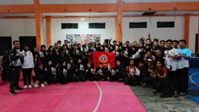 Kontingen Tapak Suci Cilacap foto bersama membentangkan bendera usai raih juara umum Kejurkab Pencak Silat Bupati Cup 2026