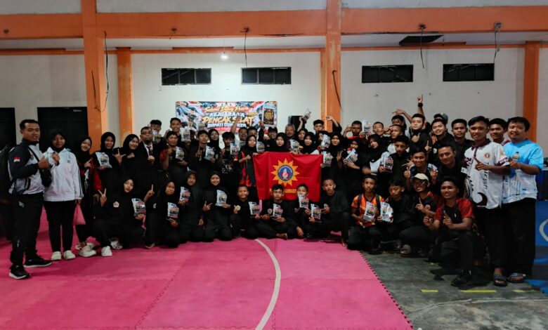 Kontingen Tapak Suci Cilacap foto bersama membentangkan bendera usai raih juara umum Kejurkab Pencak Silat Bupati Cup 2026
