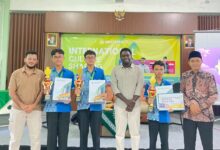 Kepala MA DIMSA Sragen menyerahkan secara simbolis papan hadiah utama tiket ke Malaysia kepada Afrizal Irham Abiyu, juara Tryout TKA MA DIMSA Sragen.