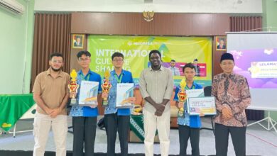 Kepala MA DIMSA Sragen menyerahkan secara simbolis papan hadiah utama tiket ke Malaysia kepada Afrizal Irham Abiyu, juara Tryout TKA MA DIMSA Sragen.