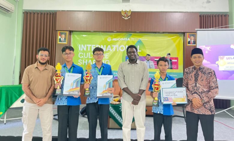 Kepala MA DIMSA Sragen menyerahkan secara simbolis papan hadiah utama tiket ke Malaysia kepada Afrizal Irham Abiyu, juara Tryout TKA MA DIMSA Sragen.