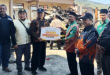 Penyerahan secara simbolis bantuan kemanusiaan sebesar Rp35 juta dari PWM Jawa Tengah untuk korban musibah kebakaran di Tieng Kejajar Wonosobo di depan puing bangunan.