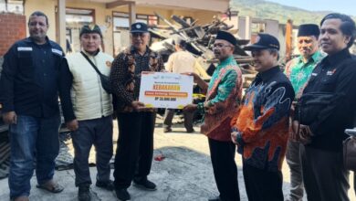 Penyerahan secara simbolis bantuan kemanusiaan sebesar Rp35 juta dari PWM Jawa Tengah untuk korban musibah kebakaran di Tieng Kejajar Wonosobo di depan puing bangunan.