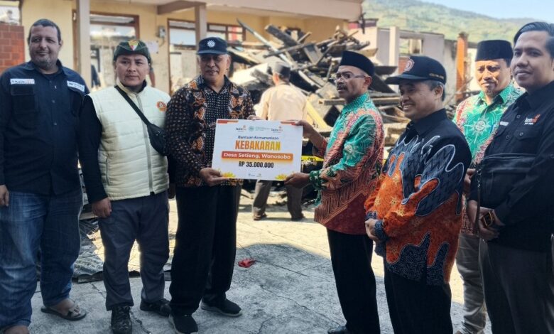 Penyerahan secara simbolis bantuan kemanusiaan sebesar Rp35 juta dari PWM Jawa Tengah untuk korban musibah kebakaran di Tieng Kejajar Wonosobo di depan puing bangunan.