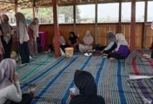 Pengurus dan santri LKSA Aisyiyah Jepara berkumpul saat kegiatan outing class di pendopo Pantai Semat Tahunan.