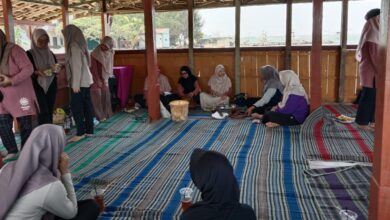 Pengurus dan santri LKSA Aisyiyah Jepara berkumpul saat kegiatan outing class di pendopo Pantai Semat Tahunan.