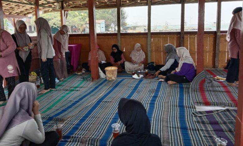 Pengurus dan santri LKSA Aisyiyah Jepara berkumpul saat kegiatan outing class di pendopo Pantai Semat Tahunan.