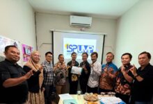 Pengurus LSP UMP dan asesor lisensi berfoto bersama memegang berkas berita acara usai pelaksanaan witness skema sertifikasi kompetensi UMP.