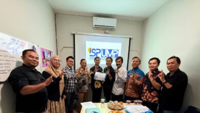 Pengurus LSP UMP dan asesor lisensi berfoto bersama memegang berkas berita acara usai pelaksanaan witness skema sertifikasi kompetensi UMP.