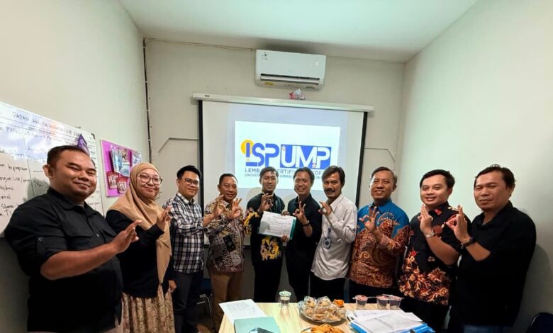 Pengurus LSP UMP dan asesor lisensi berfoto bersama memegang berkas berita acara usai pelaksanaan witness skema sertifikasi kompetensi UMP.