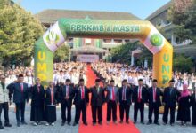 Pimpinan UMPWR dan panitia foto bersama menyambut mahasiswa baru UMPWR 2026 di bawah gapura balon PPKKMB dan Masta.