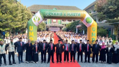 Pimpinan UMPWR dan panitia foto bersama menyambut mahasiswa baru UMPWR 2026 di bawah gapura balon PPKKMB dan Masta.