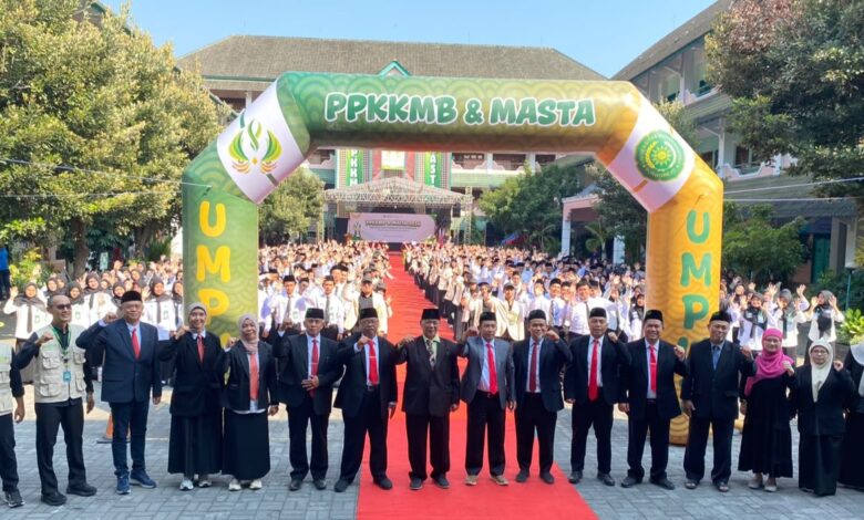 Pimpinan UMPWR dan panitia foto bersama menyambut mahasiswa baru UMPWR 2026 di bawah gapura balon PPKKMB dan Masta.