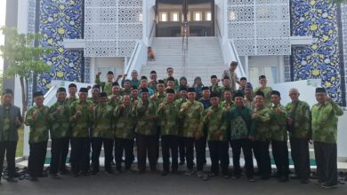 Pengurus PDM dan PCM Muhammadiyah Pekalongan foto bersama saat konsolidasi di Masjid Hj Mutimah Dahlan Doro.
