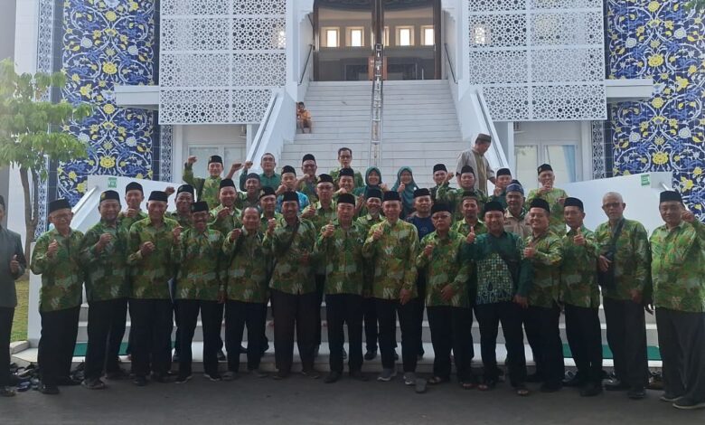 Pengurus PDM dan PCM Muhammadiyah Pekalongan foto bersama saat konsolidasi di Masjid Hj Mutimah Dahlan Doro.