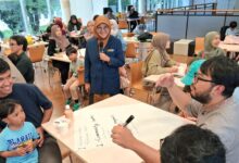 Tim UMS pemberdayaan muslim di Jepang sedang menyampaikan materi di hadapan komunitas diaspora Indonesia dalam acara PkM-KI.