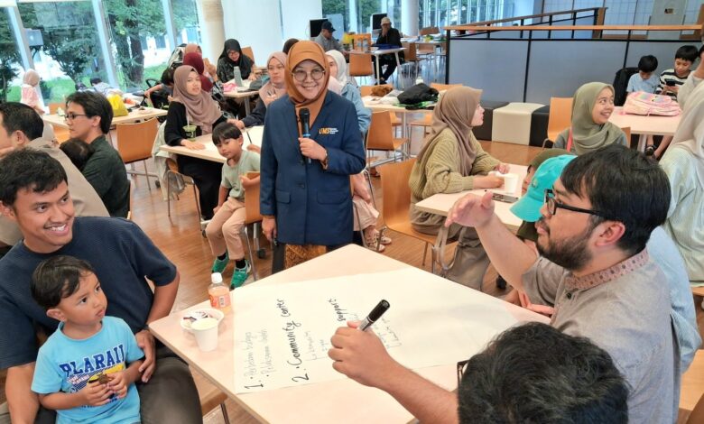 Tim UMS pemberdayaan muslim di Jepang sedang menyampaikan materi di hadapan komunitas diaspora Indonesia dalam acara PkM-KI.