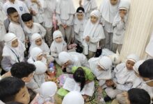 Murid SD Muhammadiyah PK Solo rajut kebersamaan di YPAC Surakarta saat kegiatan mewarnai bersama