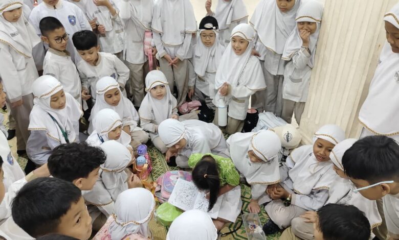Murid SD Muhammadiyah PK Solo rajut kebersamaan di YPAC Surakarta saat kegiatan mewarnai bersama