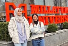 Dua mahasiswa UMS, Weny Anggelina Setya Ningrum dan Vika Yulvani, berfoto di depan tulisan Millat Umidi University Uzbekistan.