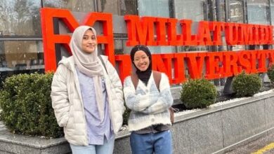 Dua mahasiswa UMS, Weny Anggelina Setya Ningrum dan Vika Yulvani, berfoto di depan tulisan Millat Umidi University Uzbekistan.