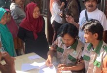 Tim PPK Ormawa UMS Desa Seboto melayani administrasi warga dalam pembagian beras Bulog Boyolali