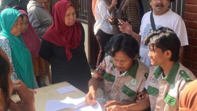 Tim PPK Ormawa UMS Desa Seboto melayani administrasi warga dalam pembagian beras Bulog Boyolali