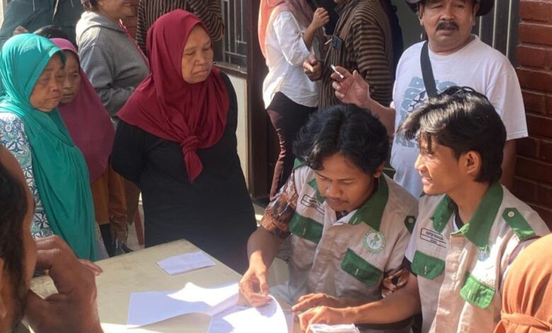 Tim PPK Ormawa UMS Desa Seboto melayani administrasi warga dalam pembagian beras Bulog Boyolali