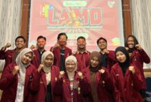 Peserta dan pengurus PC IMM Wonosobo mengepalkan tangan berfoto bersama saat pembukaan LAMO 2026 di Gedung PDM Wonosobo.