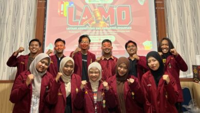 Peserta dan pengurus PC IMM Wonosobo mengepalkan tangan berfoto bersama saat pembukaan LAMO 2026 di Gedung PDM Wonosobo.