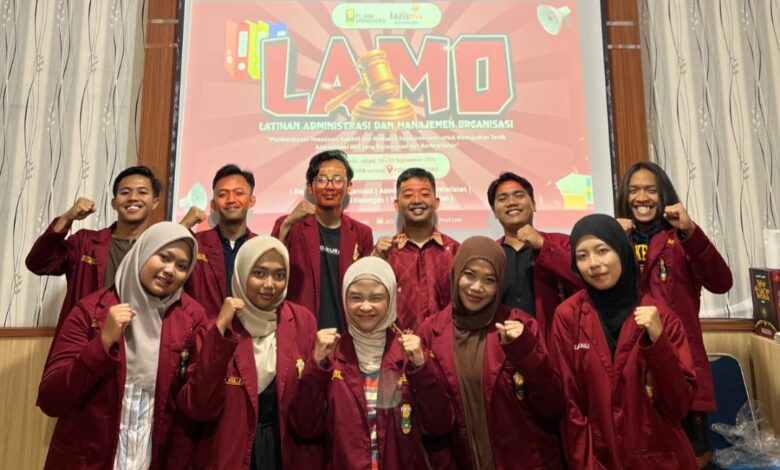 Peserta dan pengurus PC IMM Wonosobo mengepalkan tangan berfoto bersama saat pembukaan LAMO 2026 di Gedung PDM Wonosobo.