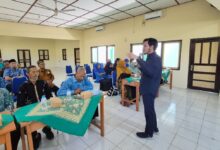 Dosen Fakultas Psikologi UMS Bayu Suseno menyampaikan materi pelatihan persiapan pensiun guru di hadapan peserta di SMP Muhammadiyah 7 Bayat