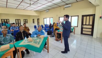Dosen Fakultas Psikologi UMS Bayu Suseno menyampaikan materi pelatihan persiapan pensiun guru di hadapan peserta di SMP Muhammadiyah 7 Bayat