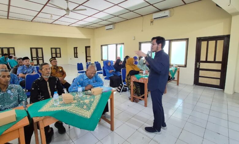 Dosen Fakultas Psikologi UMS Bayu Suseno menyampaikan materi pelatihan persiapan pensiun guru di hadapan peserta di SMP Muhammadiyah 7 Bayat