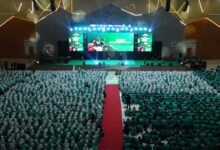 Ribuan mahasiswa baru UMS memadati gedung pertemuan saat sosialisasi promo GoJek maba UMS 2026 dalam kegiatan Ekspo UKM.