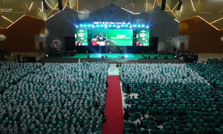 Ribuan mahasiswa baru UMS memadati gedung pertemuan saat sosialisasi promo GoJek maba UMS 2026 dalam kegiatan Ekspo UKM.