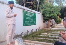 Rombongan Pemuda Muhammadiyah Pekalongan berdoa saat ziarah kubur sesuai syariat di makam KH Ahmad Dahlan Yogyakarta