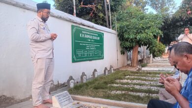 Rombongan Pemuda Muhammadiyah Pekalongan berdoa saat ziarah kubur sesuai syariat di makam KH Ahmad Dahlan Yogyakarta