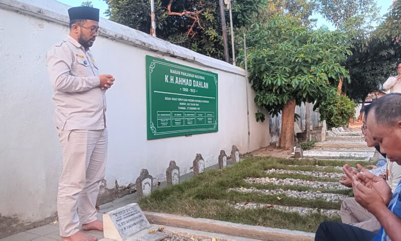 Rombongan Pemuda Muhammadiyah Pekalongan berdoa saat ziarah kubur sesuai syariat di makam KH Ahmad Dahlan Yogyakarta