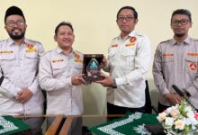 Pengurus Pemuda Muhammadiyah Pekalongan dan Gunungkidul menyerahkan cinderamata plakat saat silaturahmi kepemudaan.