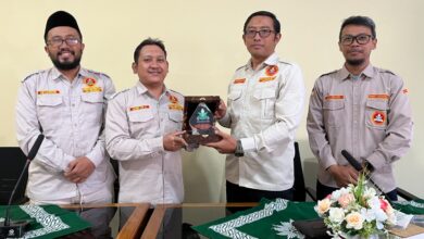 Pengurus Pemuda Muhammadiyah Pekalongan dan Gunungkidul menyerahkan cinderamata plakat saat silaturahmi kepemudaan.