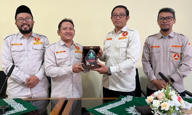 Pengurus Pemuda Muhammadiyah Pekalongan dan Gunungkidul menyerahkan cinderamata plakat saat silaturahmi kepemudaan.