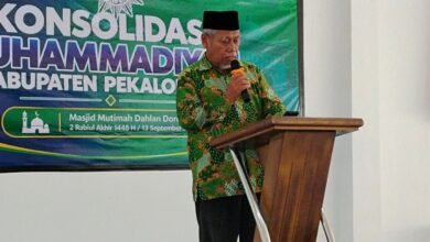 Ketua PDM Kabupaten Pekalongan H. Mulyono Kastari memberikan sambutan di podium saat rapat konsolidasi di Doro