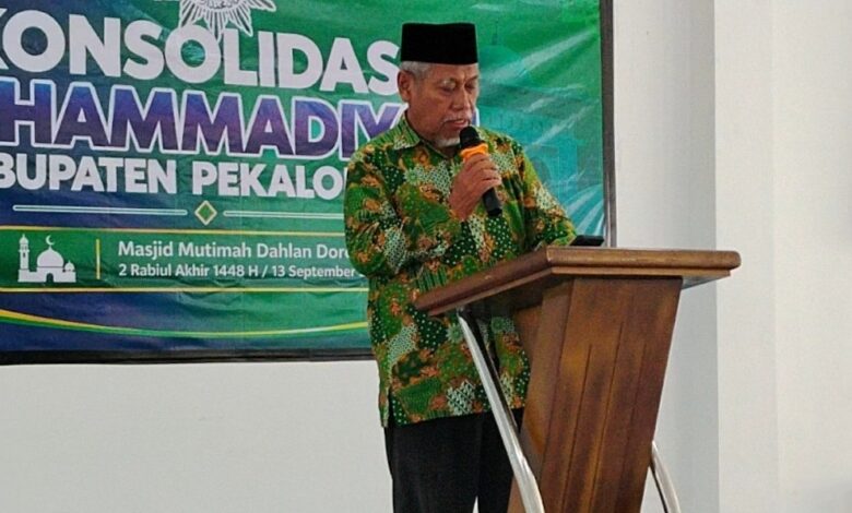 Ketua PDM Kabupaten Pekalongan H. Mulyono Kastari memberikan sambutan di podium saat rapat konsolidasi di Doro