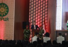 Wamen P2MI Dzulfikar Ahmad Tawalla memberikan pengarahan di mimbar acara PPKKMB UMPWR 2026 di hadapan mahasiswa baru UMPWR.