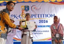 Penyerahan piala Juara 2 lomba Murottal di PK Competition 2026 SMP Muhammadiyah PK Kottabarat