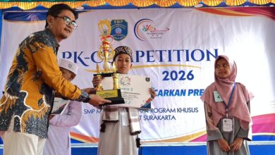 Penyerahan piala Juara 2 lomba Murottal di PK Competition 2026 SMP Muhammadiyah PK Kottabarat