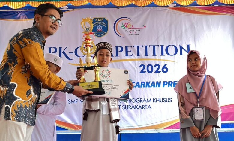 Penyerahan piala Juara 2 lomba Murottal di PK Competition 2026 SMP Muhammadiyah PK Kottabarat