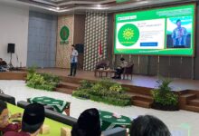 Ketua MPKSDI PP Muhammadiyah Gus Bach memberikan pemaparan materi kemuhammadiyahan pada acara PKKMB UMPWR 2026 di Universitas Muhammadiyah Purworejo.